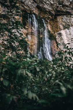 Dağlardaki güzel şelale manzarası.