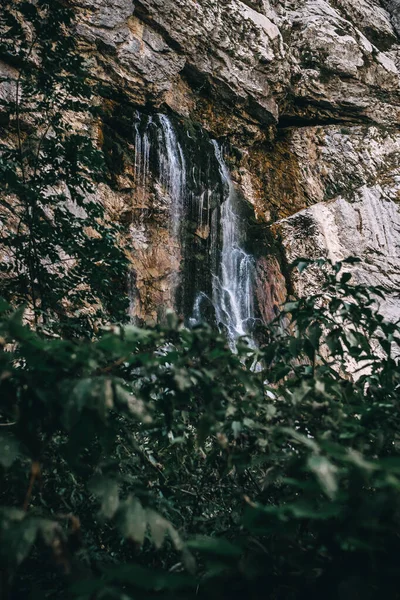 Bela vista da cachoeira nas montanhas. — Fotografia de Stock