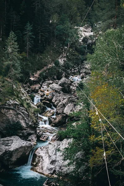 Прекрасний вид на водоспад в горах . — стокове фото