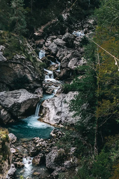 Прекрасний вид на водоспад в горах . — стокове фото