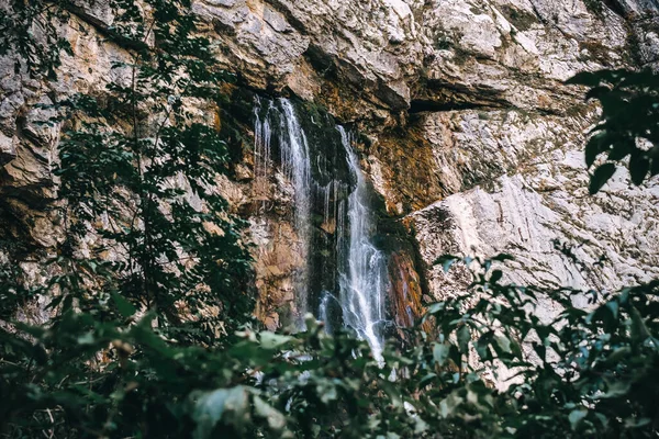 Schöner Blick auf den Wasserfall in den Bergen. — Stockfoto