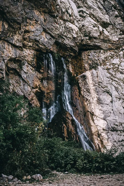Прекрасний вид на водоспад в горах . — стокове фото