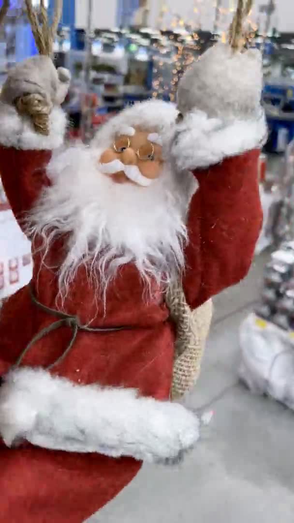 Santa juguete a la venta en el centro comercial. Símbolo de Navidad. — Vídeos de Stock