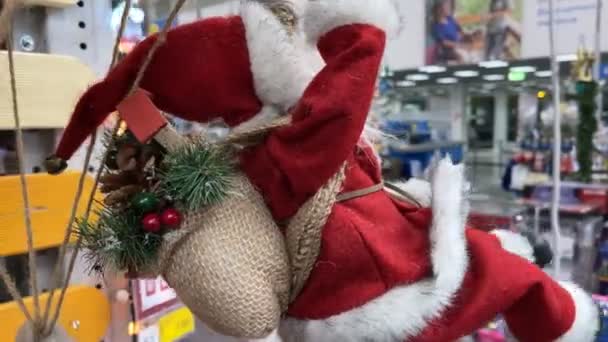 Santa speelgoed te koop in het winkelcentrum. Kerstsymbool. — Stockvideo