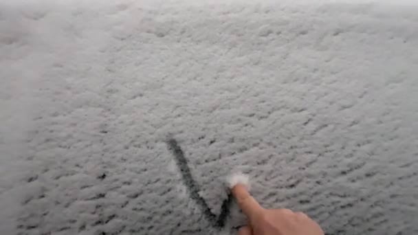 Hombre mano escribe palabra Invierno en la nieve. — Vídeos de Stock