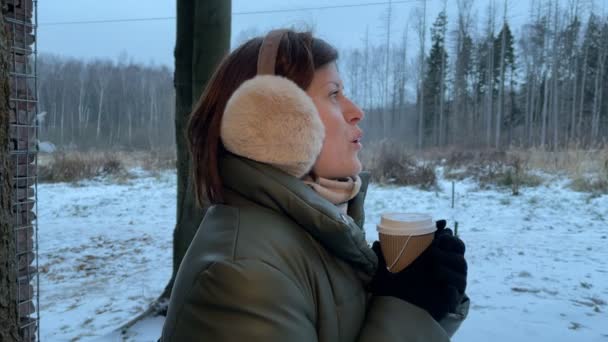 Junge glückliche Frau mit Kaffee zur kalten Winterzeit. — Stockvideo