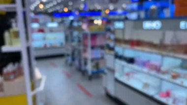 Kozmetik mağazası arka plan görüntülerini bulanıklaştırdı.