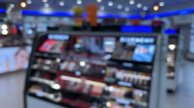 Kozmetik mağazası arka plan görüntülerini bulanıklaştırdı.