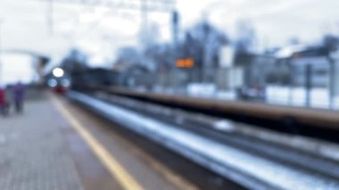 Tren istasyonu arkaplan görüntülerini bulanıklaştırdı.