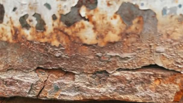 Roestige auto, roest close-up, grunge achtergrond. — Stockvideo