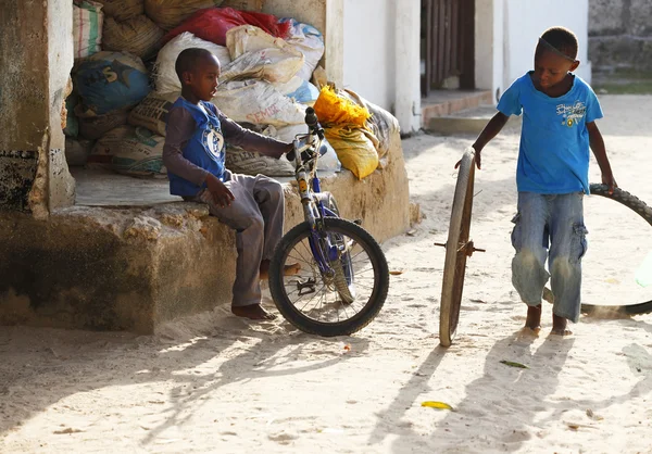 Piccolo allegro ragazzo africano — Foto Stock