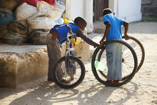 Kleiner fröhlicher afrikanischer Junge — Stockfoto