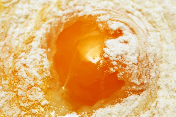 Egg on of scattered wheat flour — Stock Photo, Image