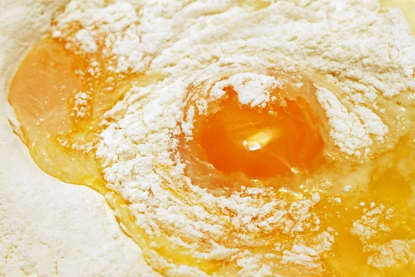 Egg on of scattered wheat flour — Stock Photo, Image