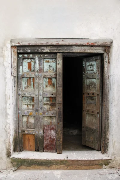 Старая деревянная дверь в Каменном городе — стоковое фото