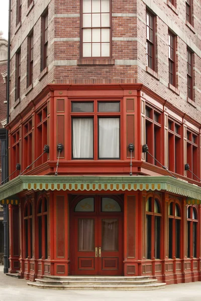 Fachada de um edifício de tijolo — Fotografia de Stock