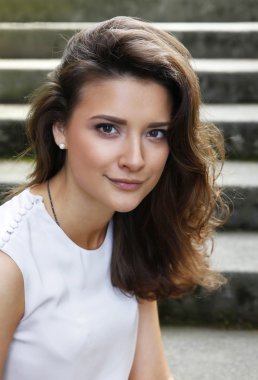 Güzel bir esmerin portresi