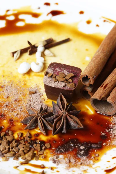 Chocolate doce isolado com anice e canela — Fotografia de Stock