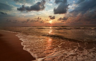 Sahilde güzel bir gün batımı