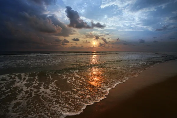 Mooie zonsondergang op het strand — Stockfoto