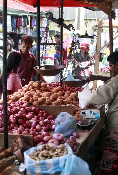 果物市場でスリランカの人々 — ストック写真