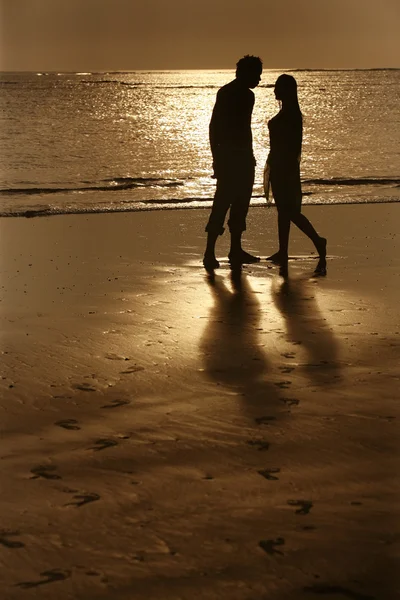 Couple au coucher du soleil — Photo