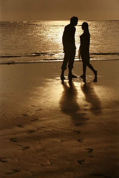 Sombras pareja playa fotos de stock, imágenes de Sombras pareja playa sin  royalties | Depositphotos