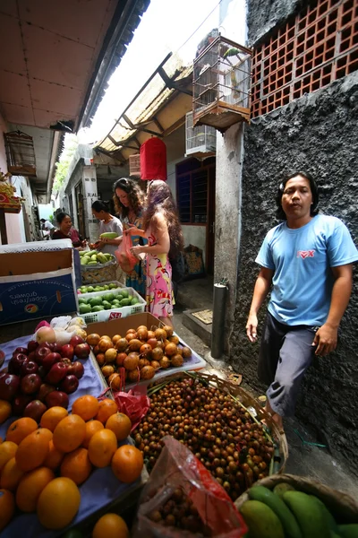 Жители Бали продают фрукты на открытом рынке — стоковое фото