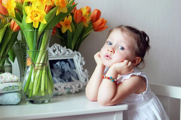 Menina pequena bonita — Fotografia de Stock