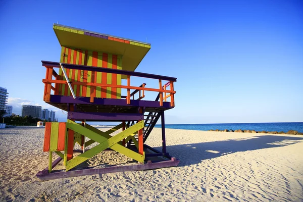 Cabana colorida salva-vidas na popular South Beach em Miami . — Fotografia de Stock
