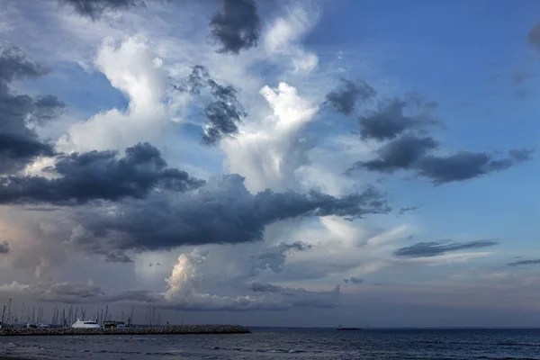 Céu dramático acima de Larnaca — Fotografia de Stock