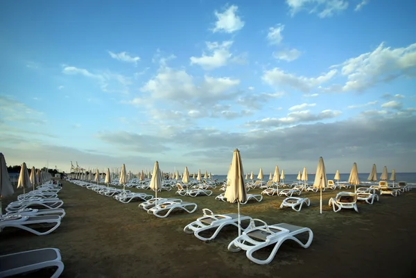 Śródziemnomorskiej plaży w Larnace — Zdjęcie stockowe