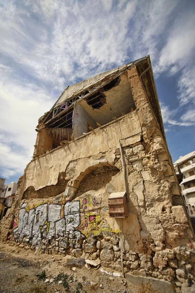 Mais velho de um edifício que precisa de reparação — Fotografia de Stock