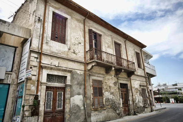 Più vecchio da di un edificio che ha bisogno di riparazione — Foto Stock