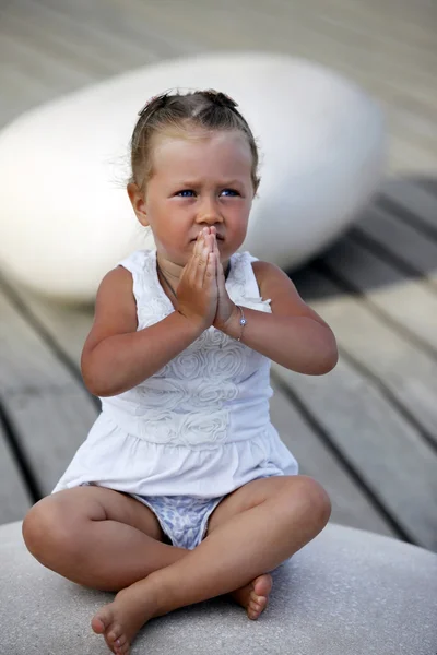Rozkošná holčička dělá jógu — Stock fotografie