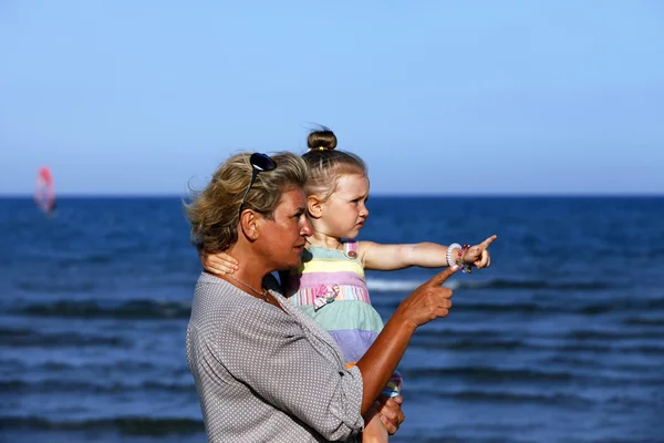 Nonna con una nipotina sulla spiaggia — Foto Stock