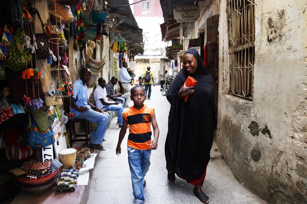 Ludzie w Stone Town. Zanzibar — Zdjęcie stockowe