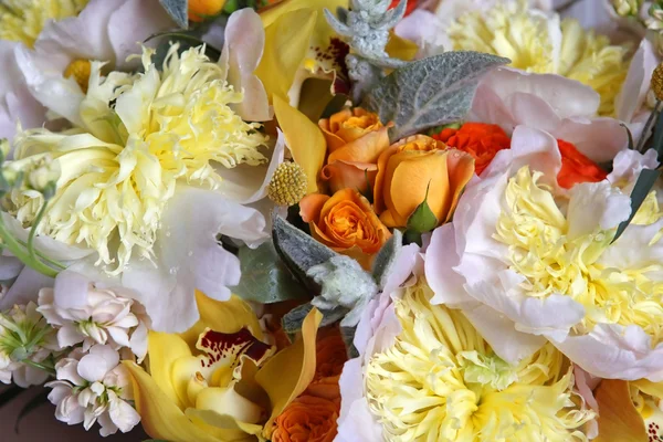 Düğün buket gül, orkide ve peonies — Stok fotoğraf