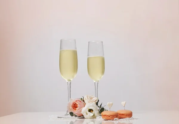 Zwei Gläser mit Champagner — Stockfoto