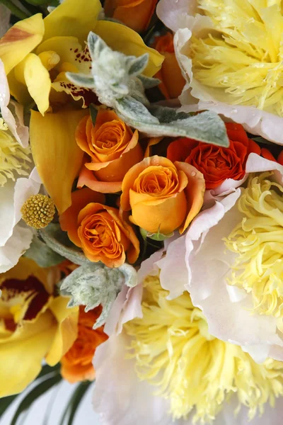 Bouquet da sposa di rose, orchidee e peonie — Foto Stock