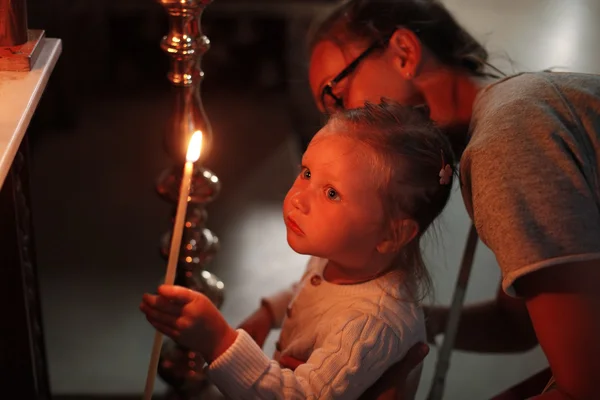 Mama i córeczka w kościele — Zdjęcie stockowe