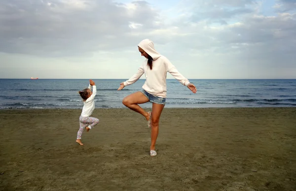 Young woman with small douther practicing yoga — Stock Photo, Image