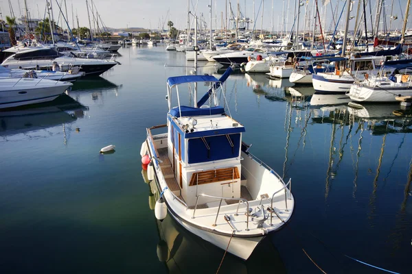 Larnaka bağlantı noktası yatlar — Stok fotoğraf