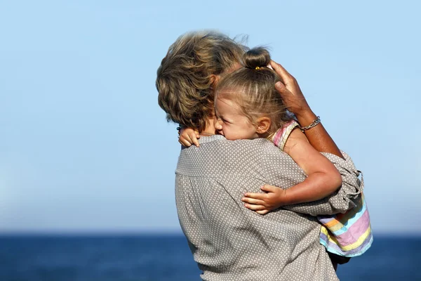 Grand-mère avec sa petite-fille — Photo