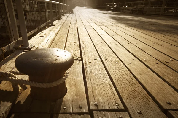 Bolder op pier — Stockfoto