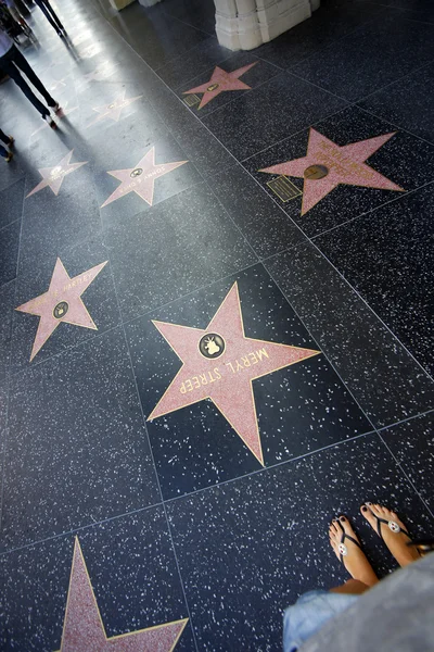 Walks along the Hollywood Walk — Stock Photo, Image