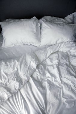 Otel koydu yatakta değil