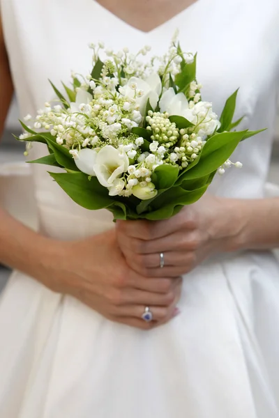 La mariée tient un bouquet de mariage — Photo