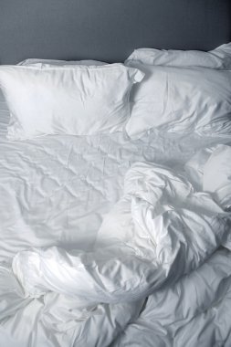 Otel koydu yatakta değil