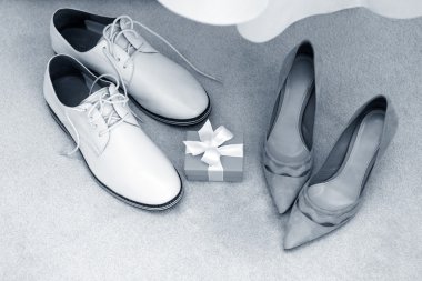 Beyaz ayakkabılar damat ve güzel gelin ayakkabıları.